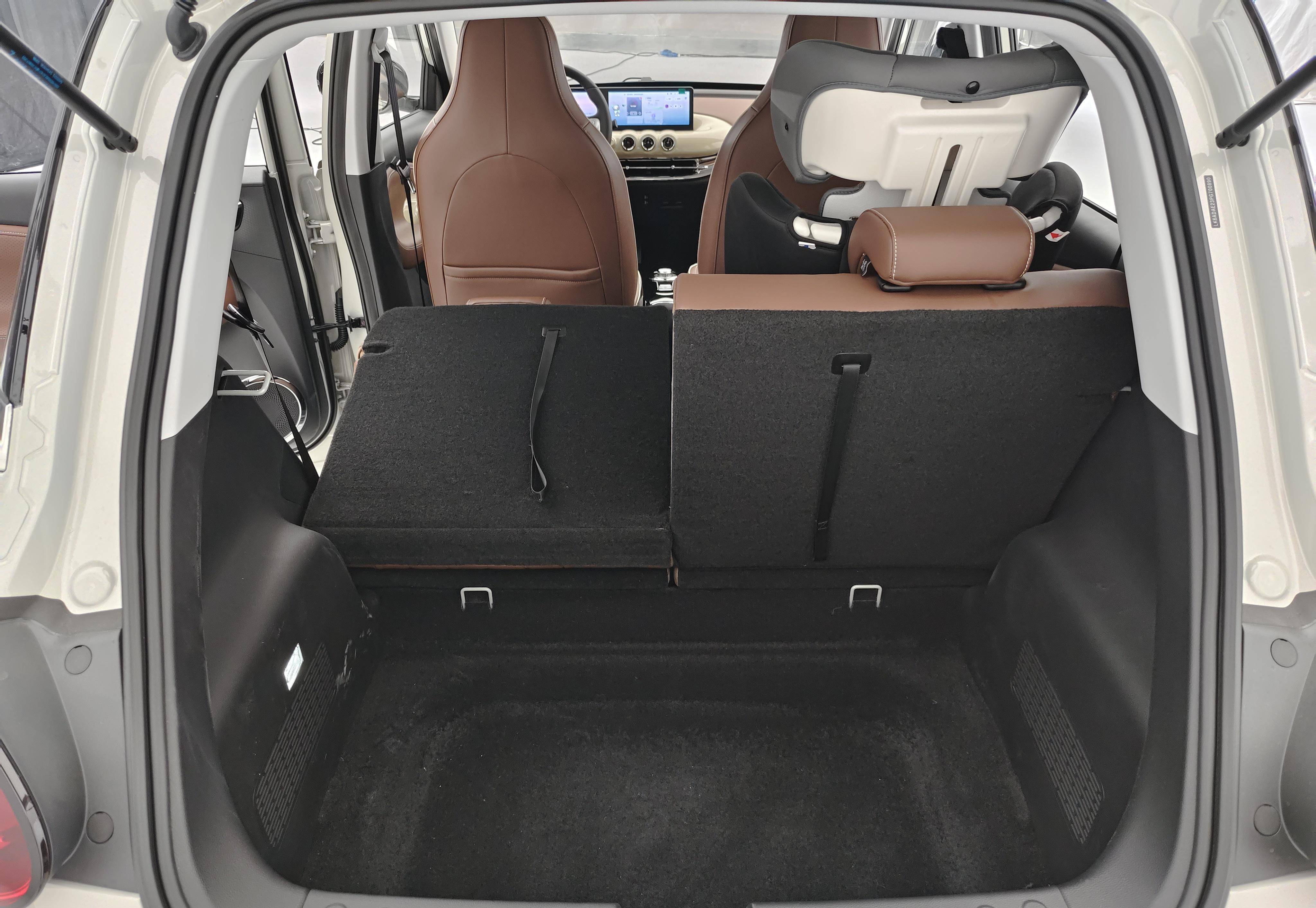 由于极致追求后备箱空间,因此缤果是没有配备备胎的.