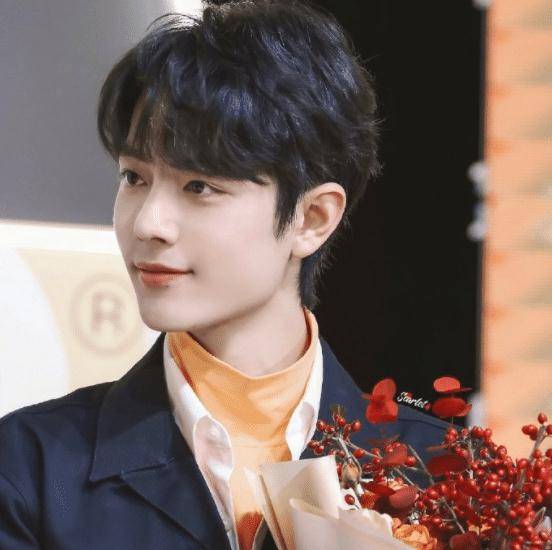 肖战在绿洲平台为海绵宝宝庆生,整个人显得特别的有童心童趣_流量