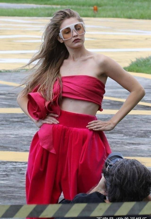 吉吉哈迪德在街头拍时尚大片,网友:她就是下一个"吉娘娘"!