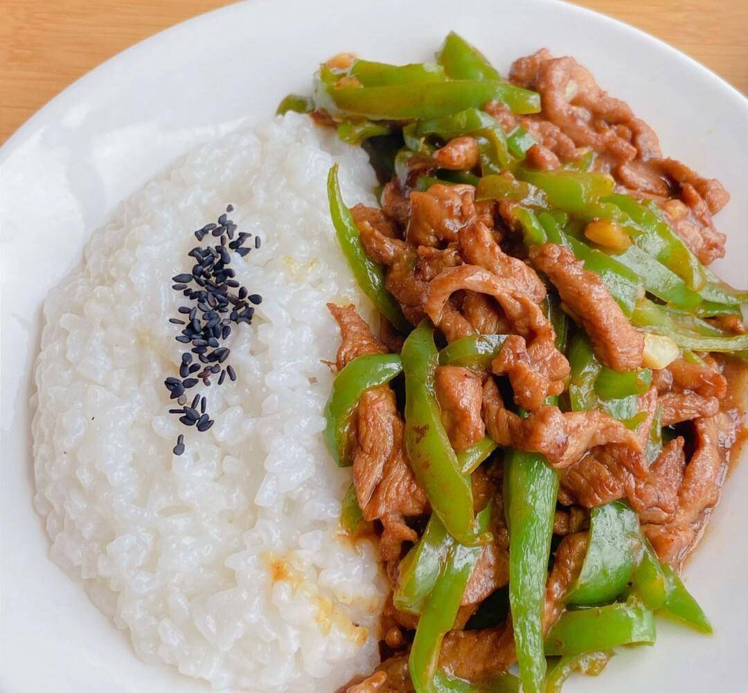 番茄炒蛋盖饭食材:番茄两个,鸡蛋三个制作步骤:1,番茄去皮切块,三个