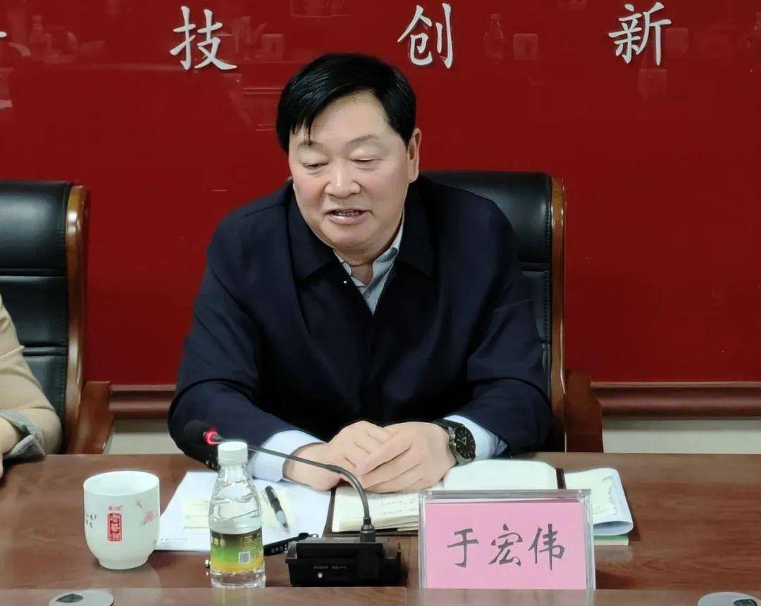 座谈会由人大常委会副主任于宏伟主持.千里故乡行,殷殷桑梓情.