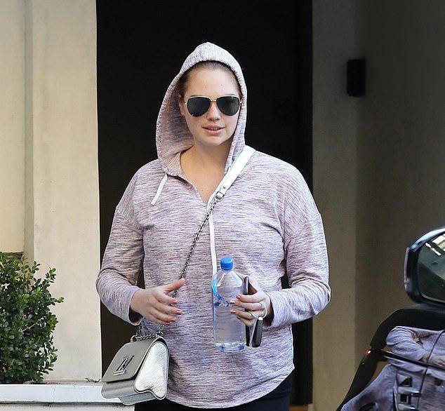 凯特·阿普顿出街,身材发福孕味十足!超模气质依旧穿出时尚范!