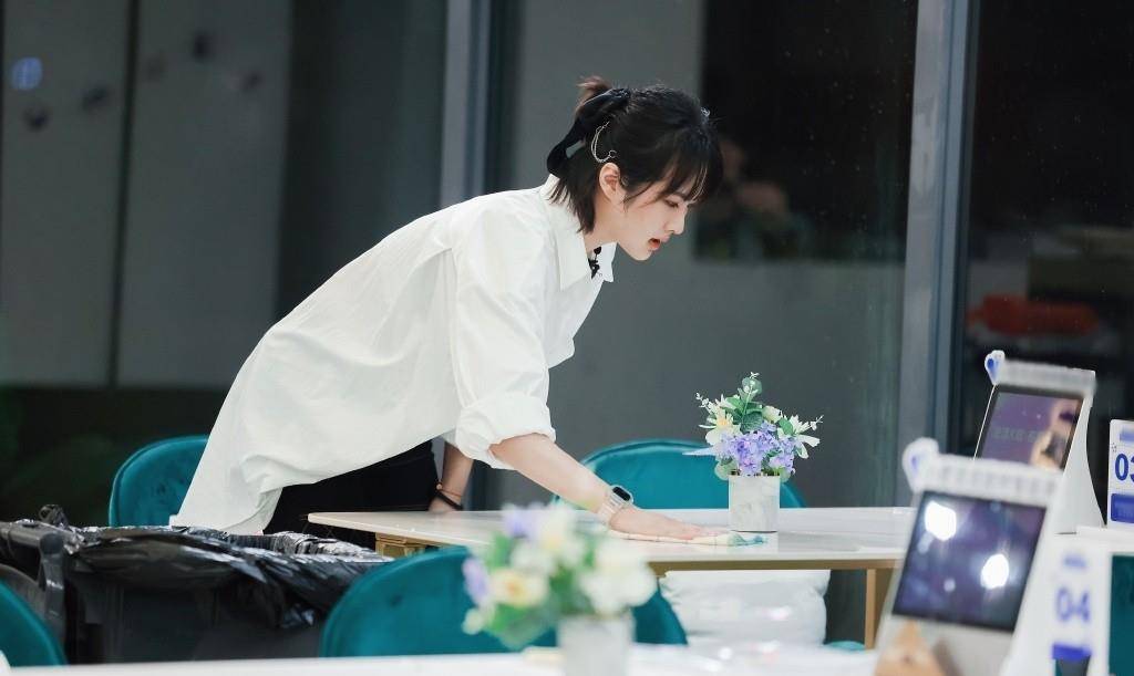 姚安娜穿衬衫塞下摆真时髦,就算在《中餐厅》当服务员,也挺洋气_造型