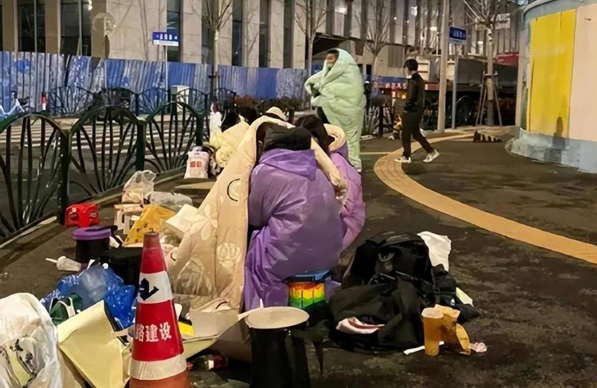 上万"难民"深夜露宿上海街头,颠覆三观:这群年轻人到底怎么了