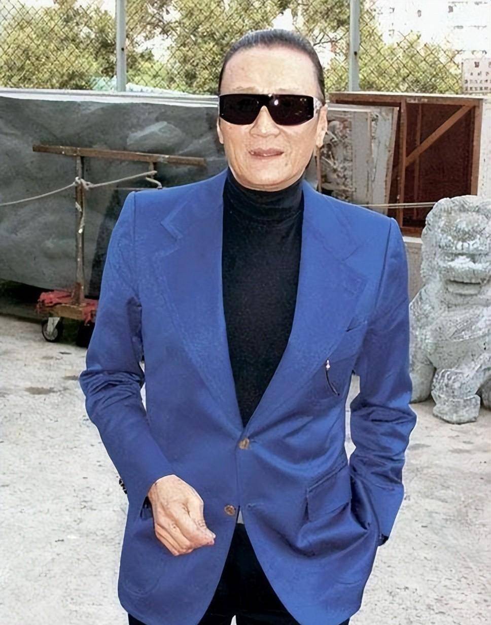 老年明星也有偶像包袱:谢贤接吻不摘墨镜,郑少秋戴了40年假发_眼镜