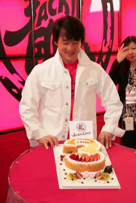 成龙60岁生日,赵大叔送上200万生日礼物,成龙为何当场卖了_马丽娟