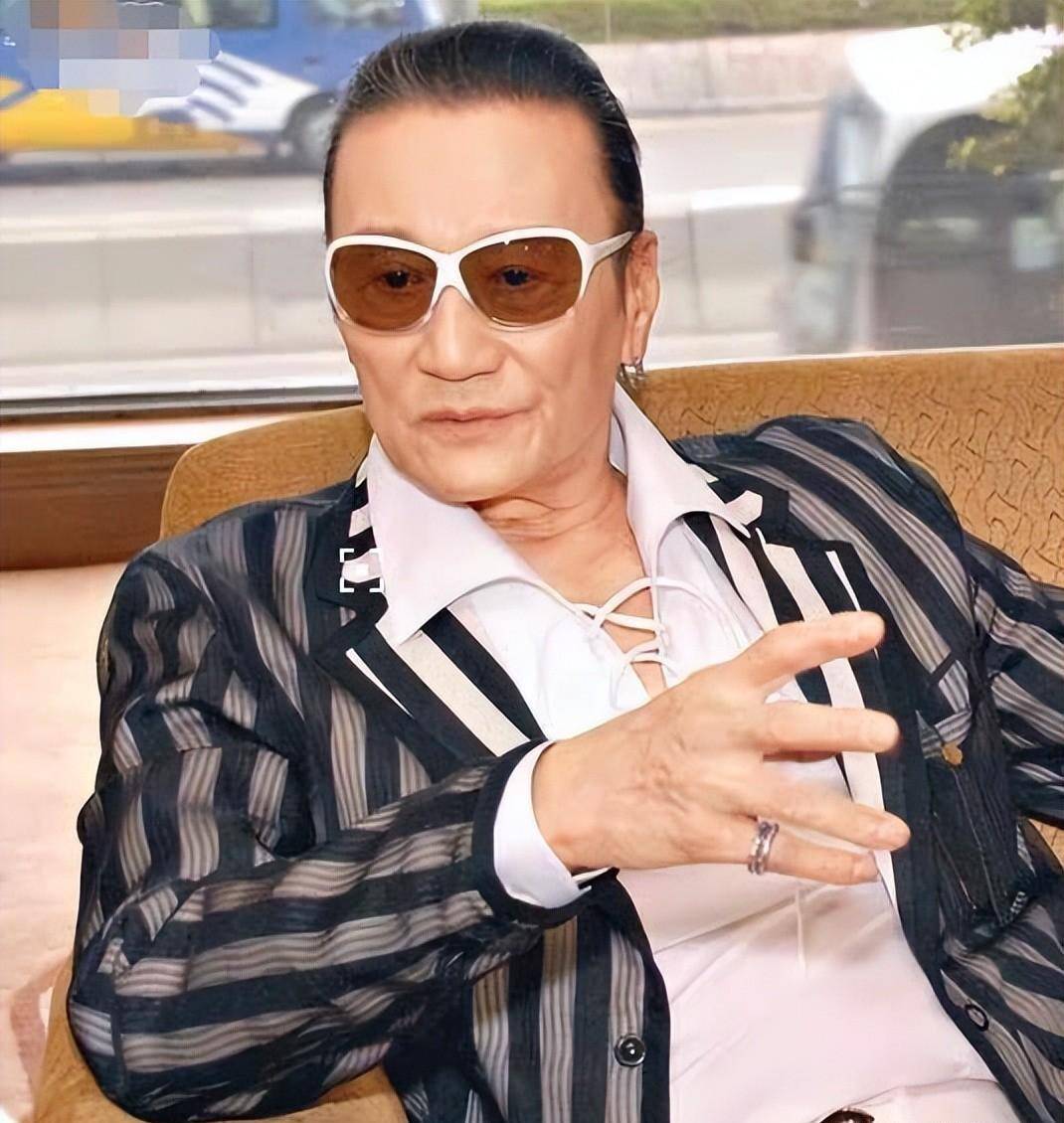 老年明星也有偶像包袱:谢贤接吻不摘墨镜,郑少秋戴了40年假发_眼镜