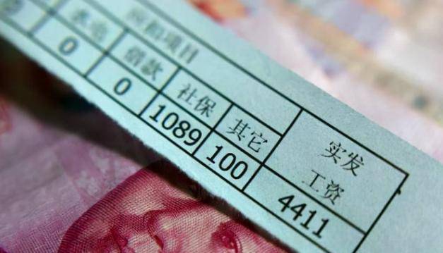 因为对于一些不太靠谱的单位，员工手中的工资收入和员工相比，是有天壤之别的。在这两个方面，编外人员更不