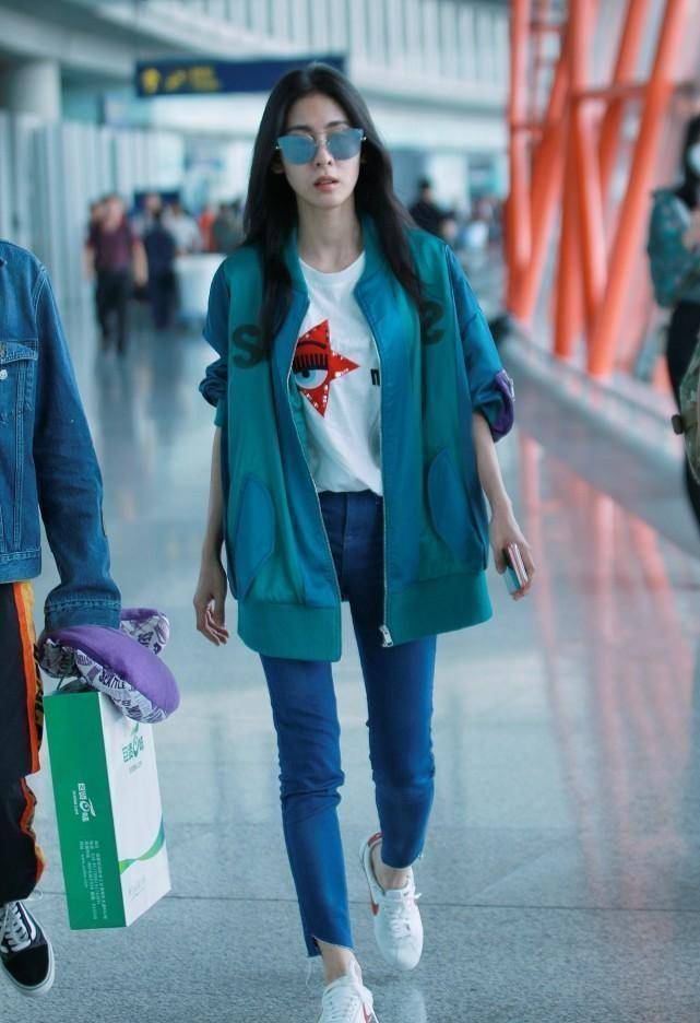 张碧晨穿牛仔裤的颜值很年轻,身材显得更好,看不出生过孩子_时尚_服装