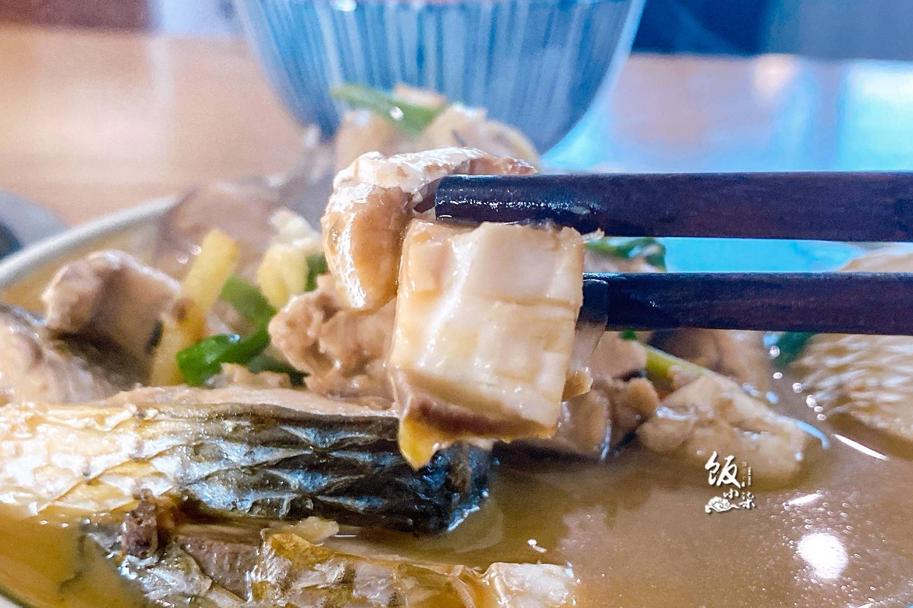 做法:第一步,乌头鱼去鱼鳞,内脏和鱼鳃,清洗干净,然后斩成小块.