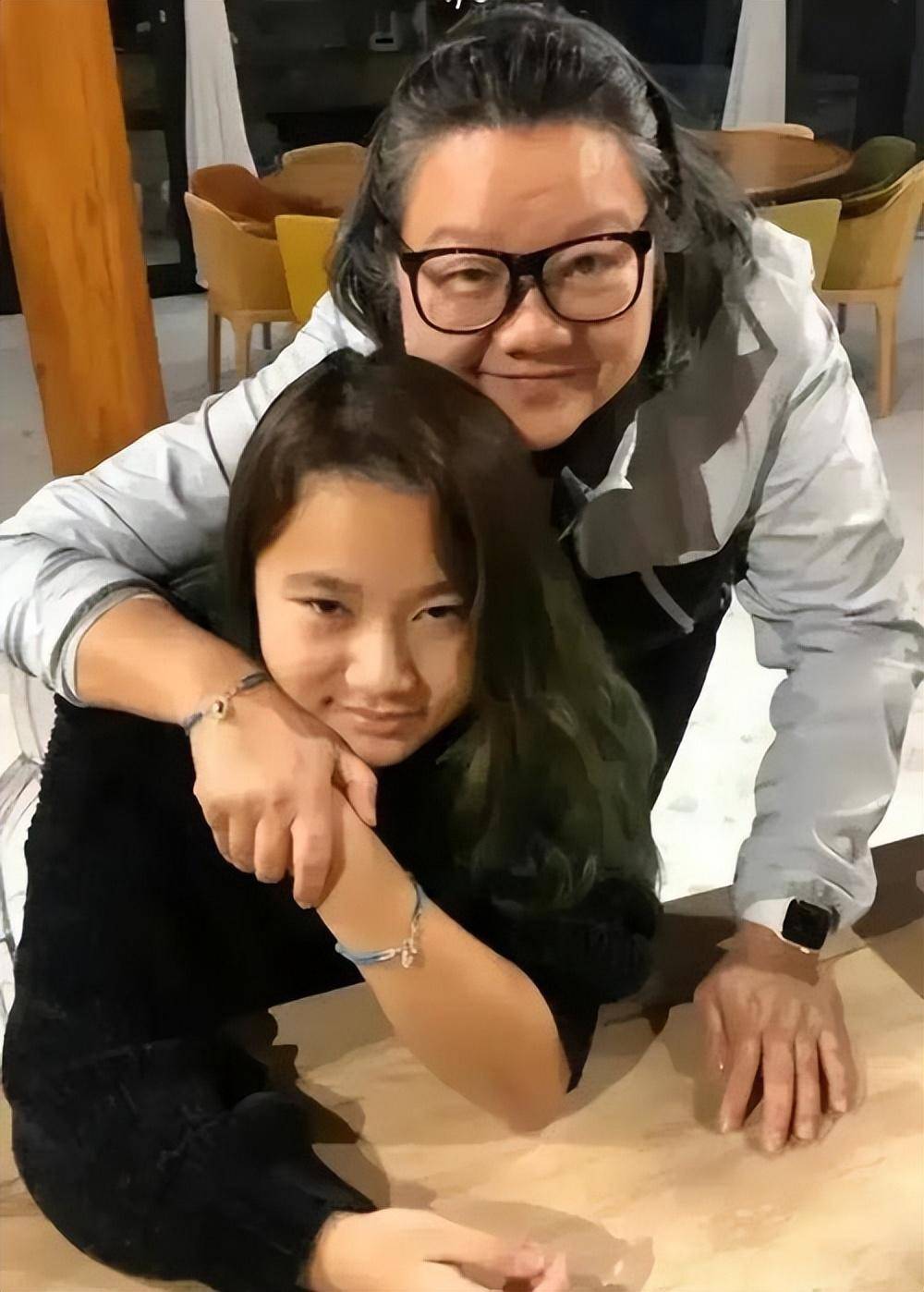 陈凯歌前妻"名门痞女"洪晃,被曝满脸褐斑要做手术,引网友担忧_视频