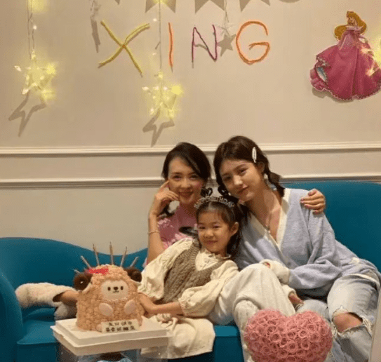 章子怡继女小苹果17岁近照曝光,身材火辣颜值高,唱跳俱佳有出道潜力