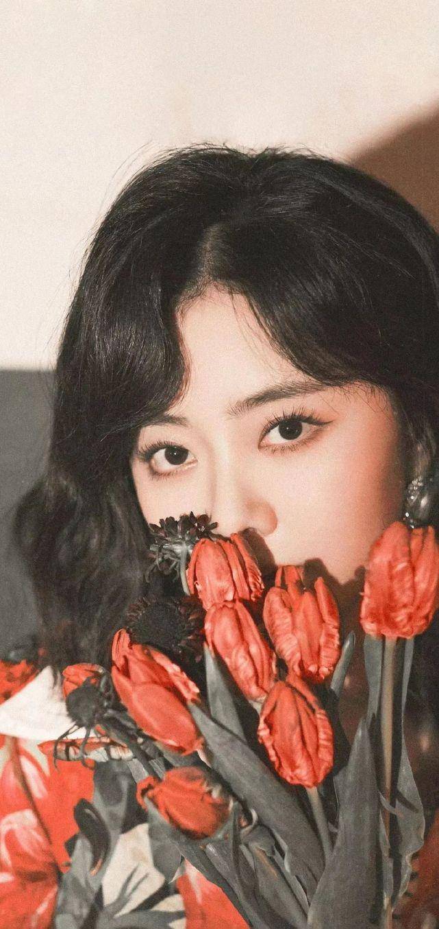 谭松韵这组复古港风写真,像不像80年代刚从歌厅出来的娇艳女星_衬衣