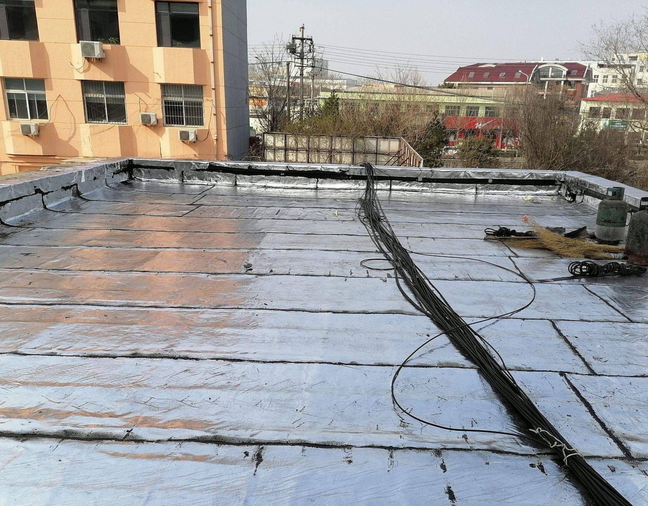 屋顶漏水,要分成2种不同的情况,有7种修复方法可以选择!