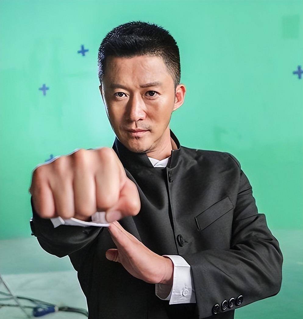 但是现在拍动作片的演员不多,动作片的剧本也少之又少.