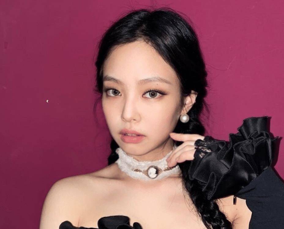 jennie新造型神似红孩儿,莫名有点可爱,是又酷又拽的红孩儿了_元素