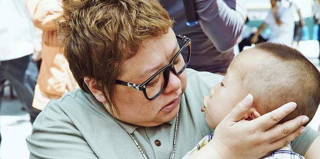 做慈善23年的韩红一直未婚,却育有一子_缆车_孩子_潘子灏