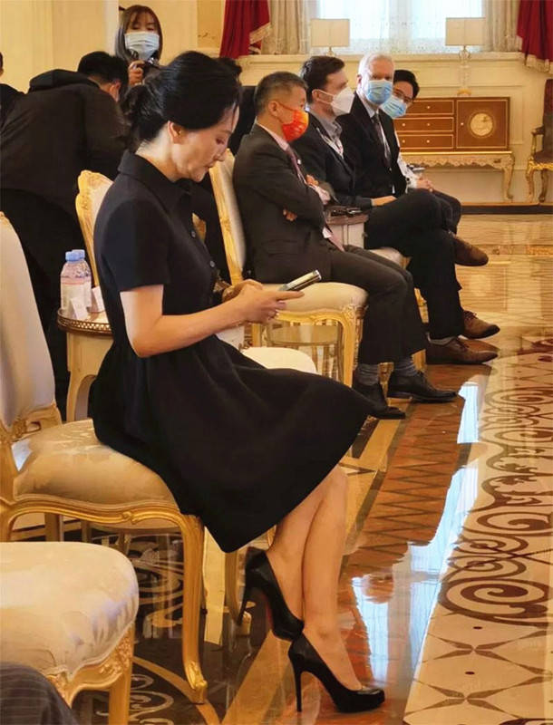 孟晚舟才是职场模板,小黑裙配10万胸针太精致,气场不输名媛
