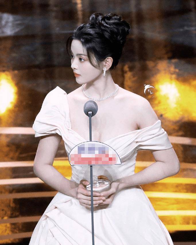 惊艳:杨超越身穿白色蕾丝裙登台变美人女神!_支持_火箭少女_事业