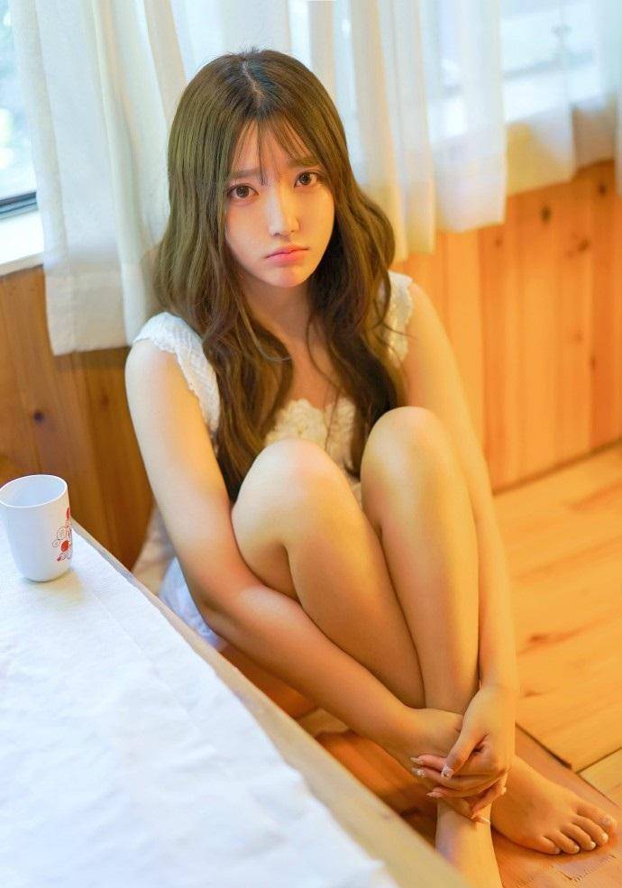 本期美女写真特意为大家带来一组网红美女模特艾西ashley拍摄的纯欲