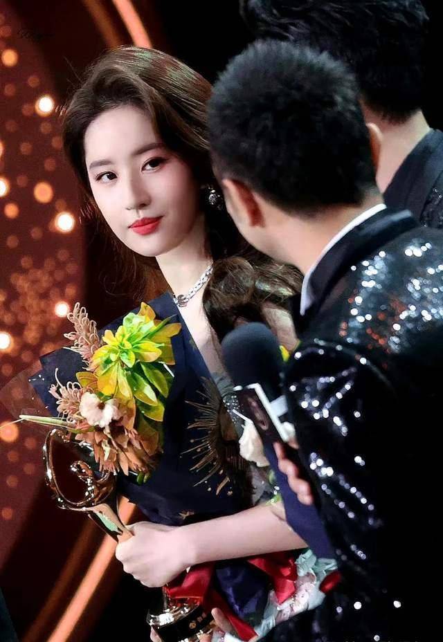 这个上海之夜,让我看看刘亦菲的冷漠,那是她孤立无援的"根源"!