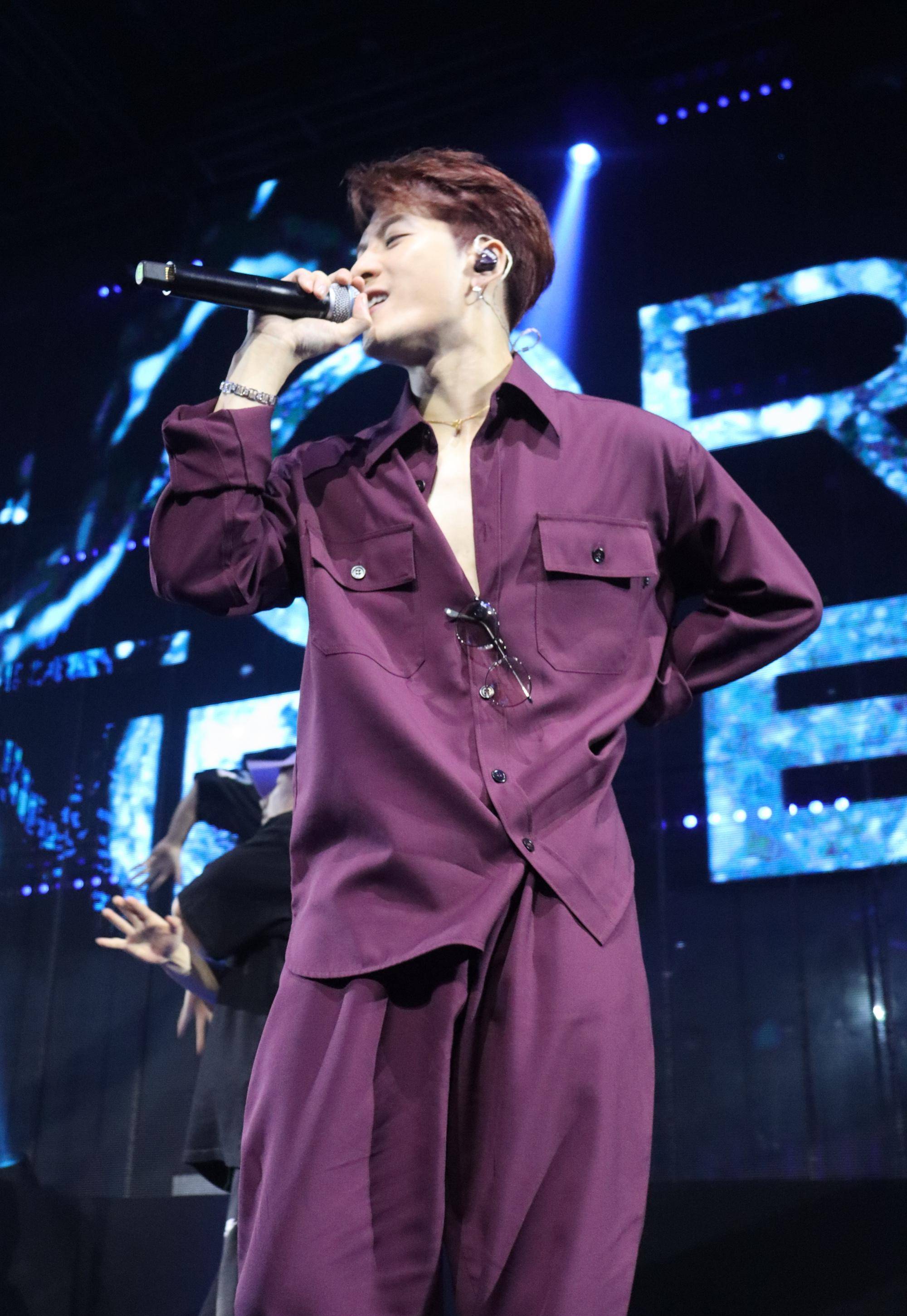 王嘉尔金发抢眼,庆生感恩父母,手链价值不菲还带红绳_头发_风格_韩国