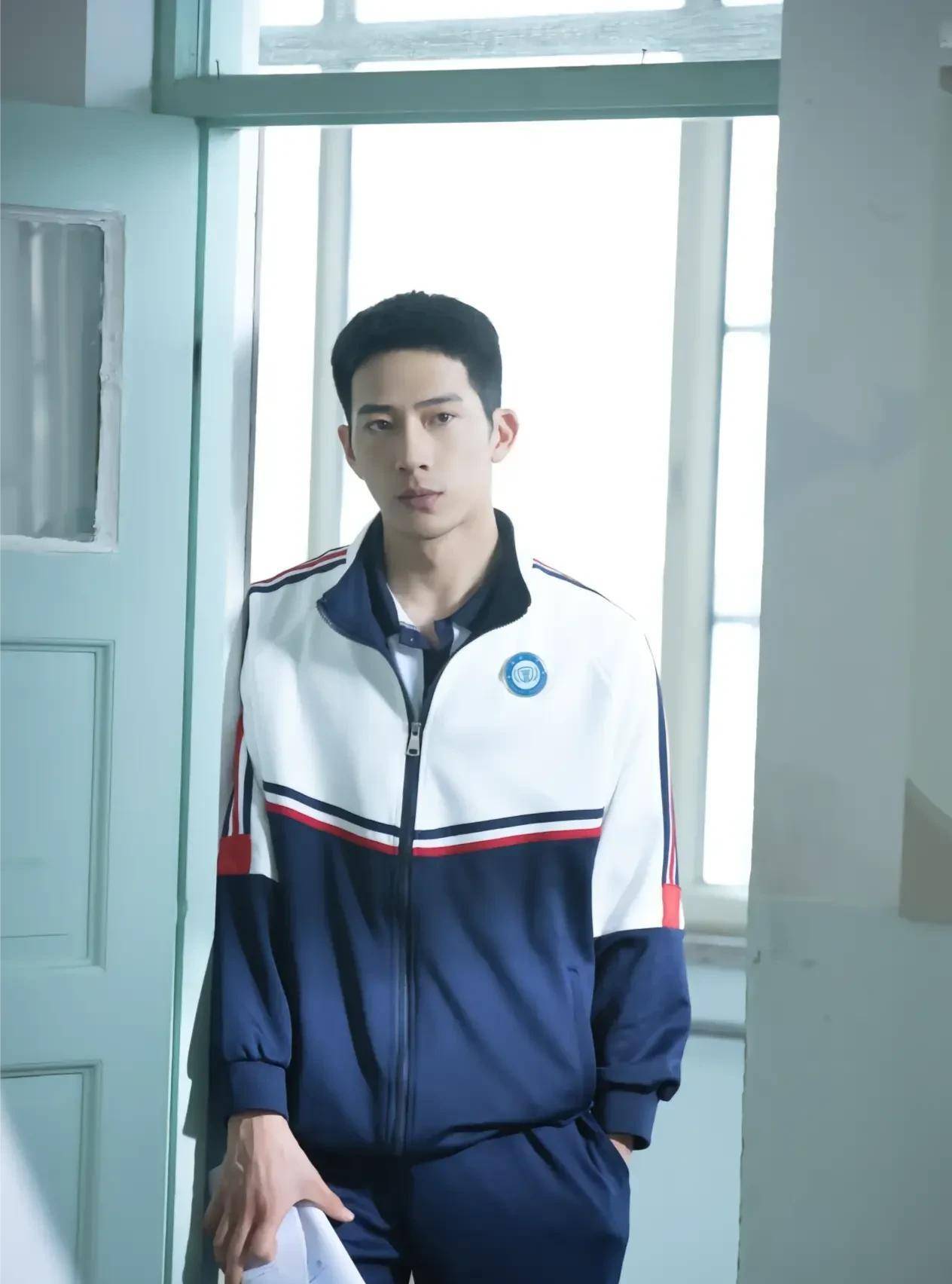 续续看过井柏然诠释的一些角色,比如影版《微微一笑很倾城》里的肖奈