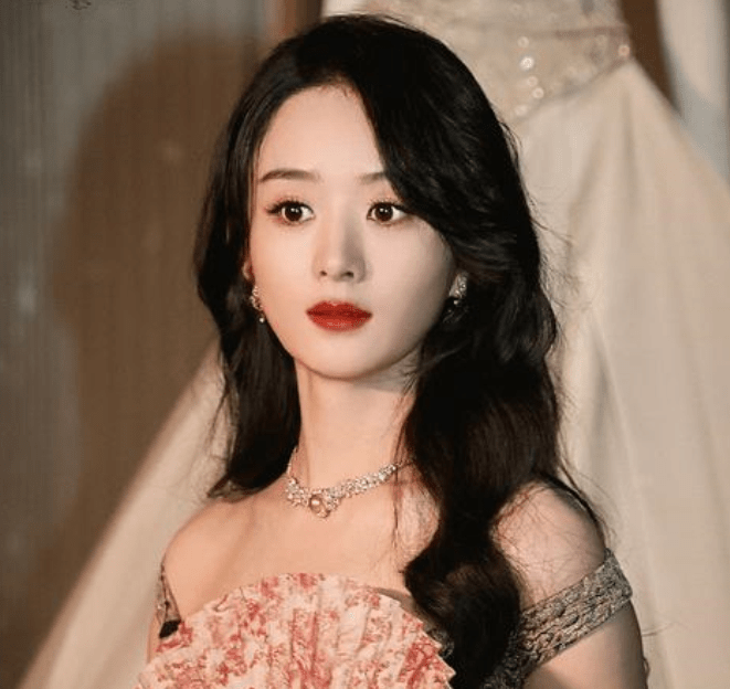 35岁赵丽颖近照曝光,身形干扁瘦到脱相,健康状况引网友猜测_减肥_作品