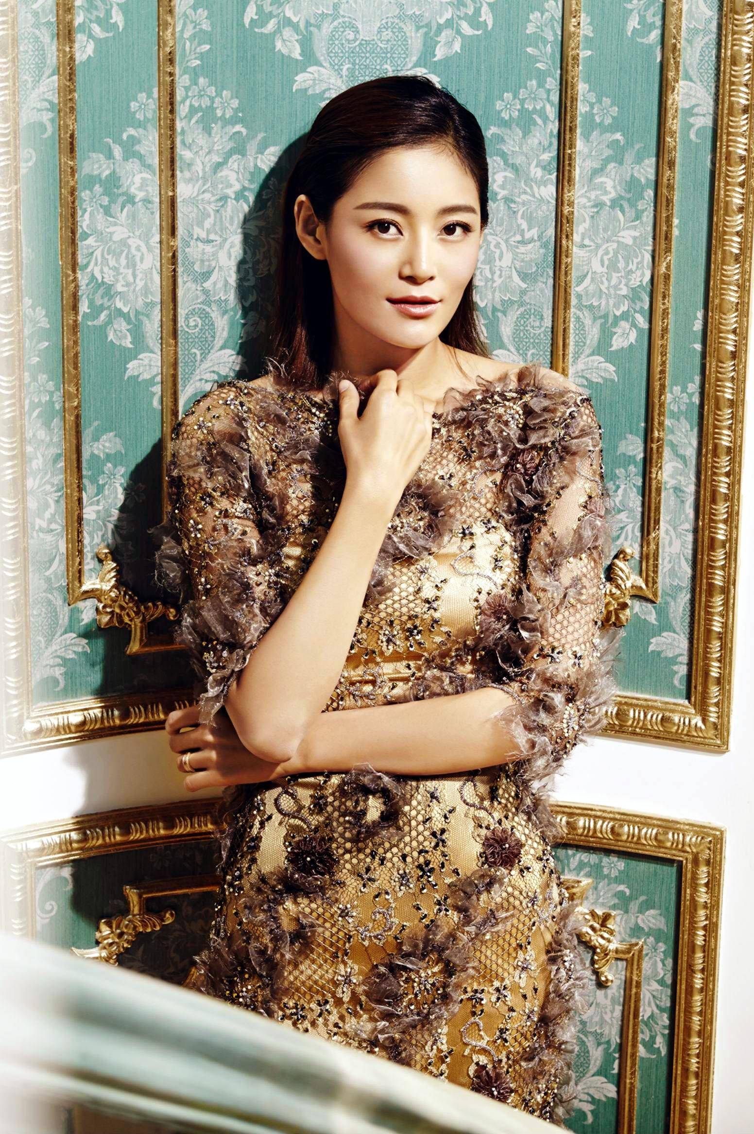 当红女星王媛可:丈夫也是知名演员,她与父母和公婆住一起幸福吗_王雨