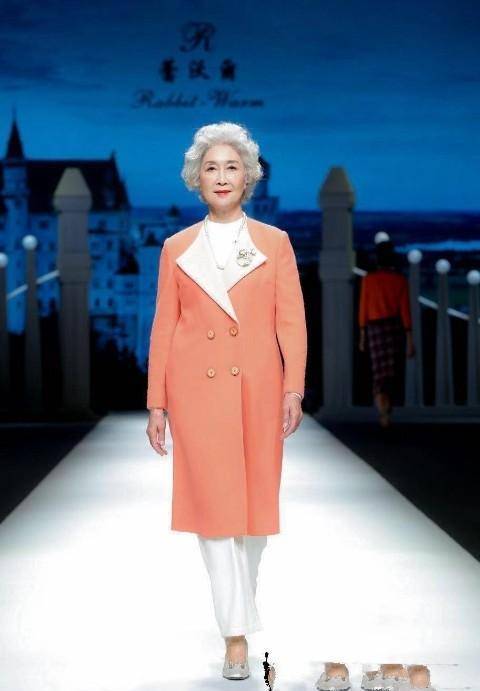 7询奶奶退休学习走秀,逆袭成时装秀老年模特,一头白发端庄大气_韩彬