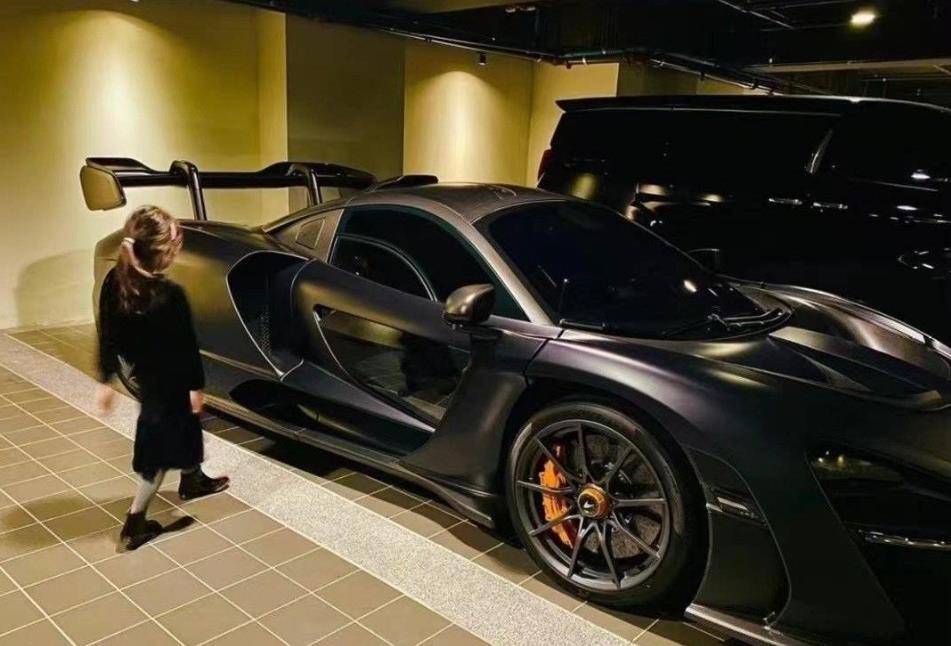 周杰伦甚至还有专供豪车停放的地下车库.