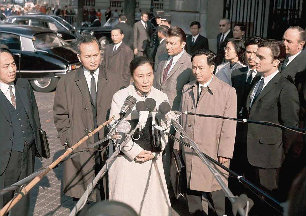 协定签字现场的越方代表团,照片中执笔人即为阮氏萍黎德寿与基辛格,摄