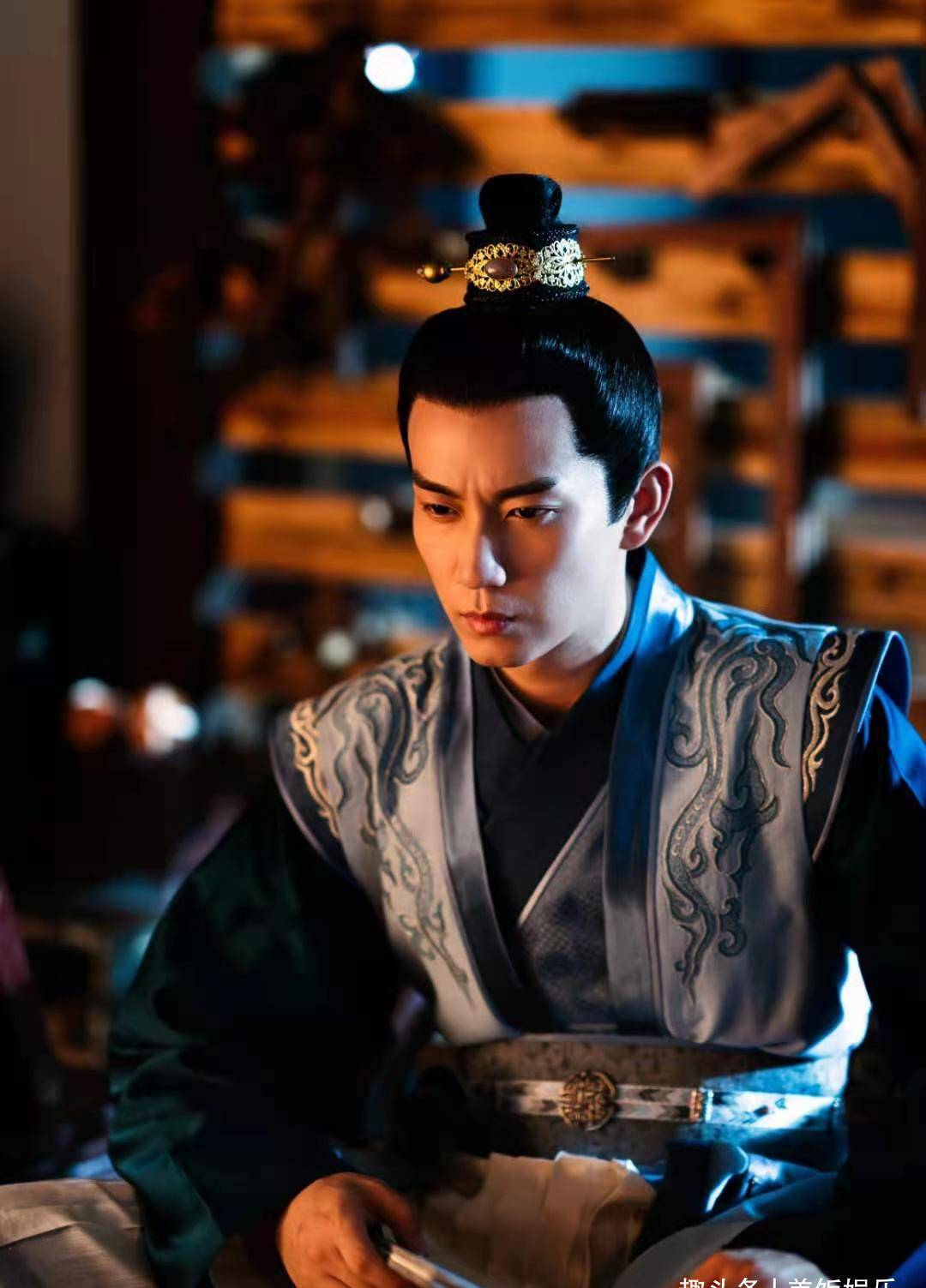 而王子奇则是热播剧《御赐小仵作》的男主萧瑾瑜,这部剧凭借着精良的