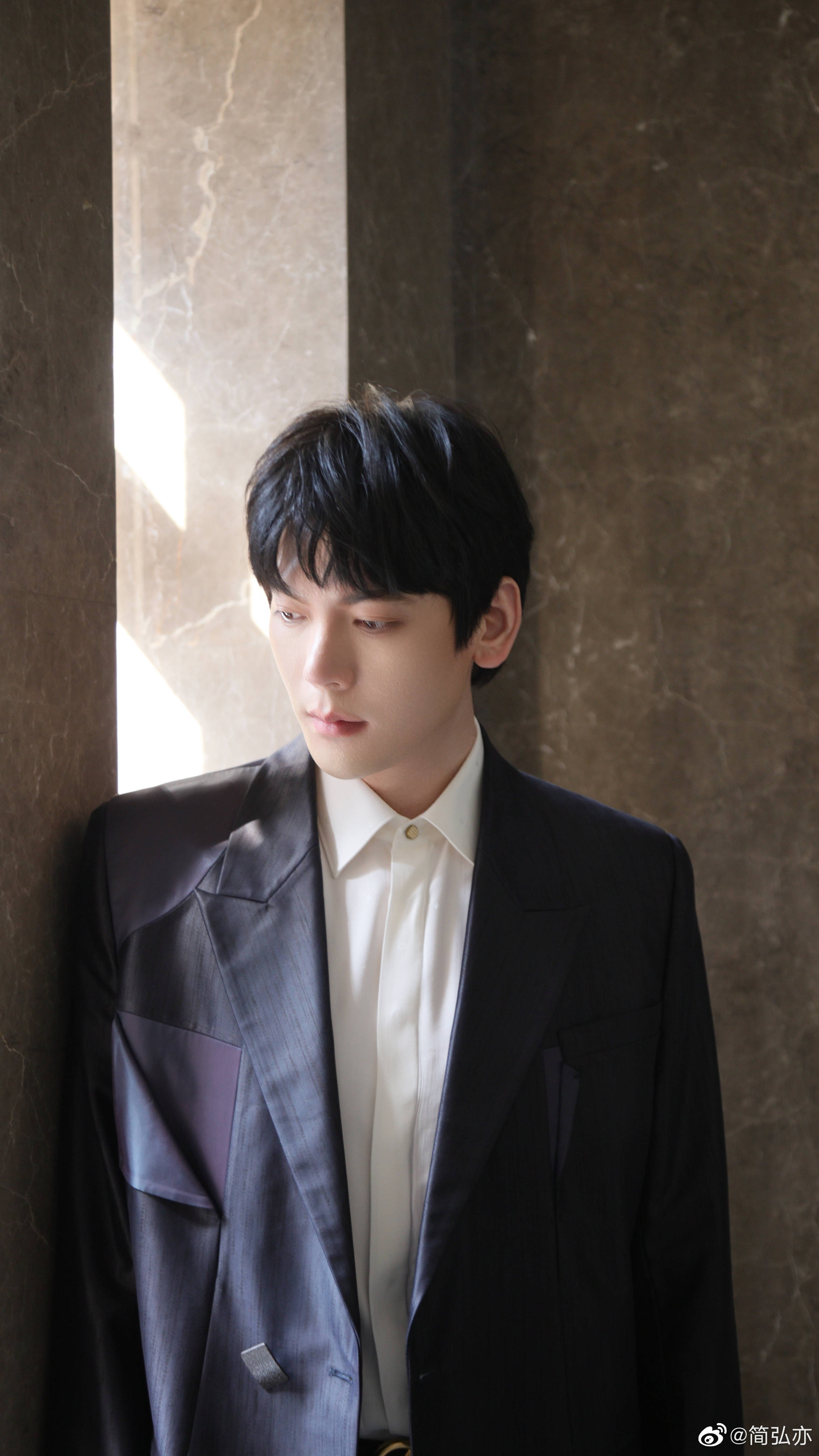 简弘亦出席中国国际时装周 身着lacrimatory泪瓶高定助阵汪义钦"渡"