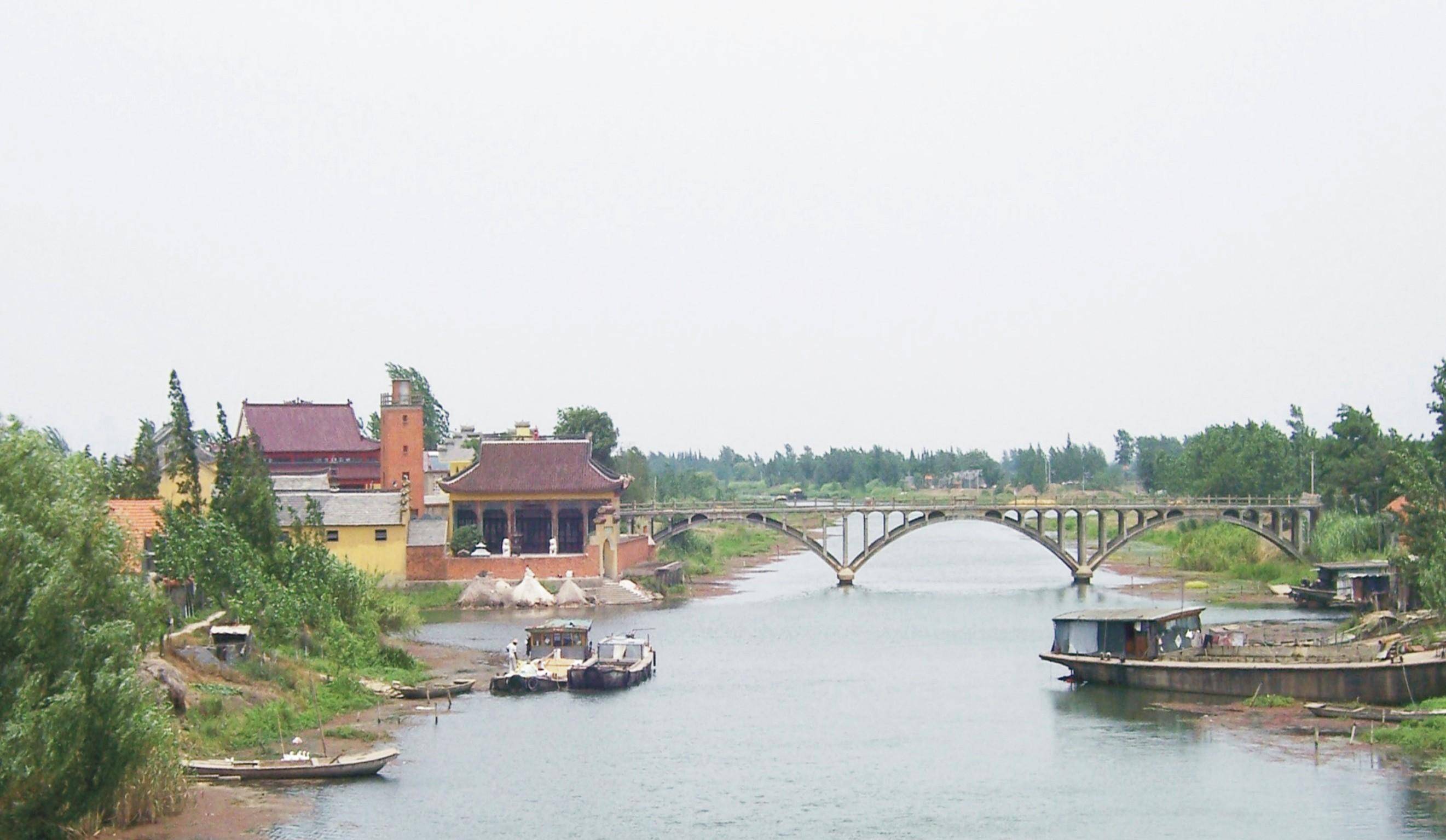 在江苏建湖县建阳镇新阳村戛粮河西,故人们习惯上总称西阳村.
