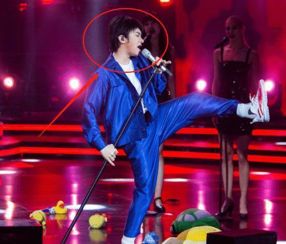 这一次,贾玲的造型一出,大家都看出她模仿的是jessie j.