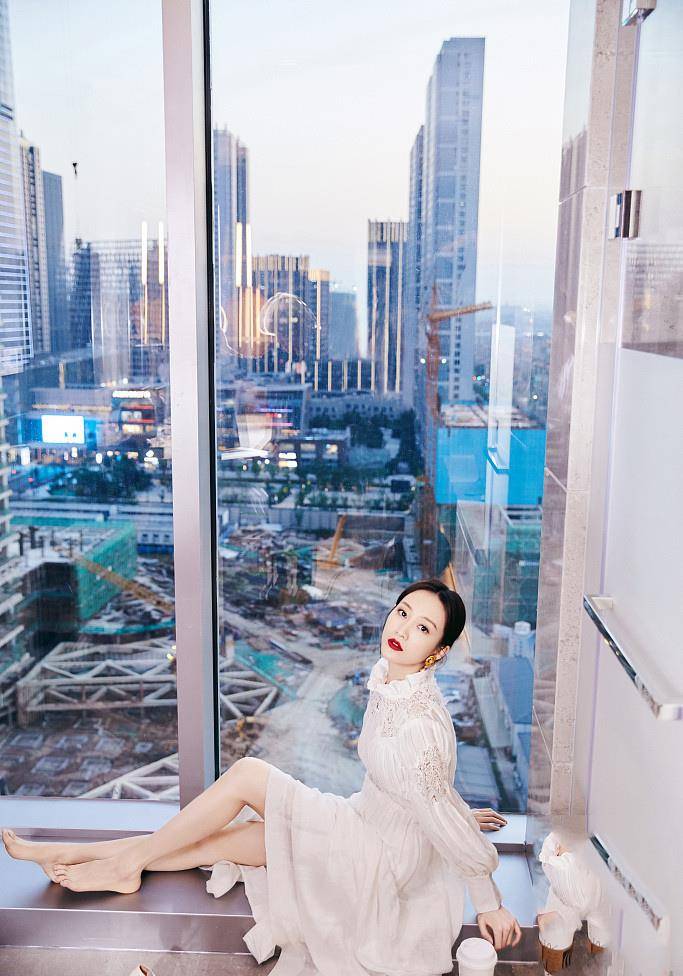 王鸥写真曝光,光脚坐在窗边美腿抢睛,氛围感满满