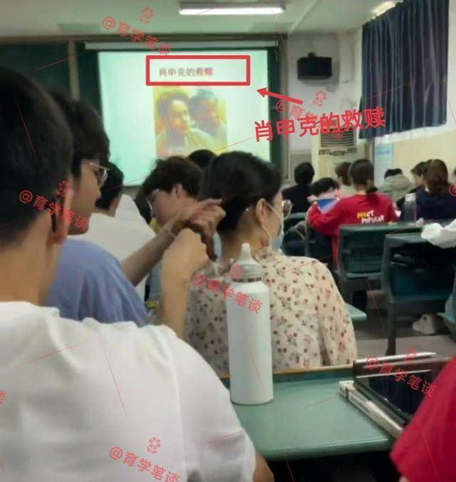 一高校男生给女友扎头发,后面女生倍感不适,黑板上的课题很应景