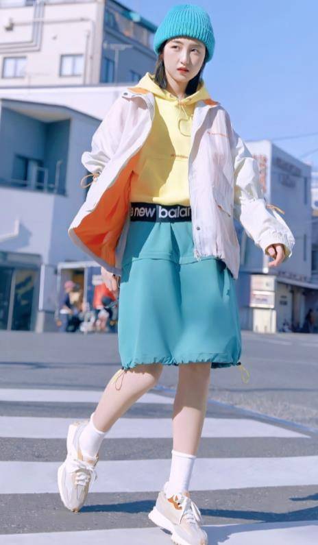 她脚上还穿了一双白色长袜,这款长袜把张子枫的脚踝包住,袜子大概有五