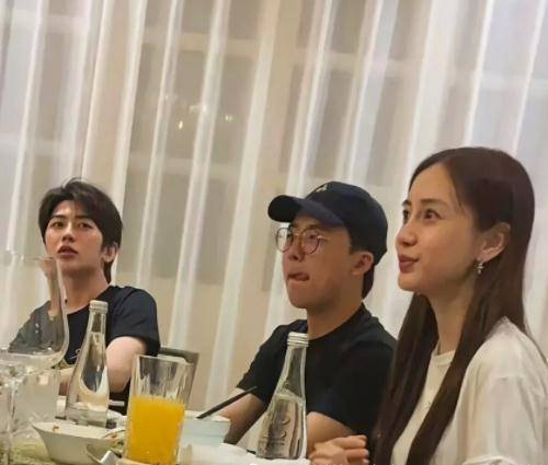 蔡徐坤杨颖郭麒麟私下聚会,离开美颜滤镜修图后,明星也是普通人_私下