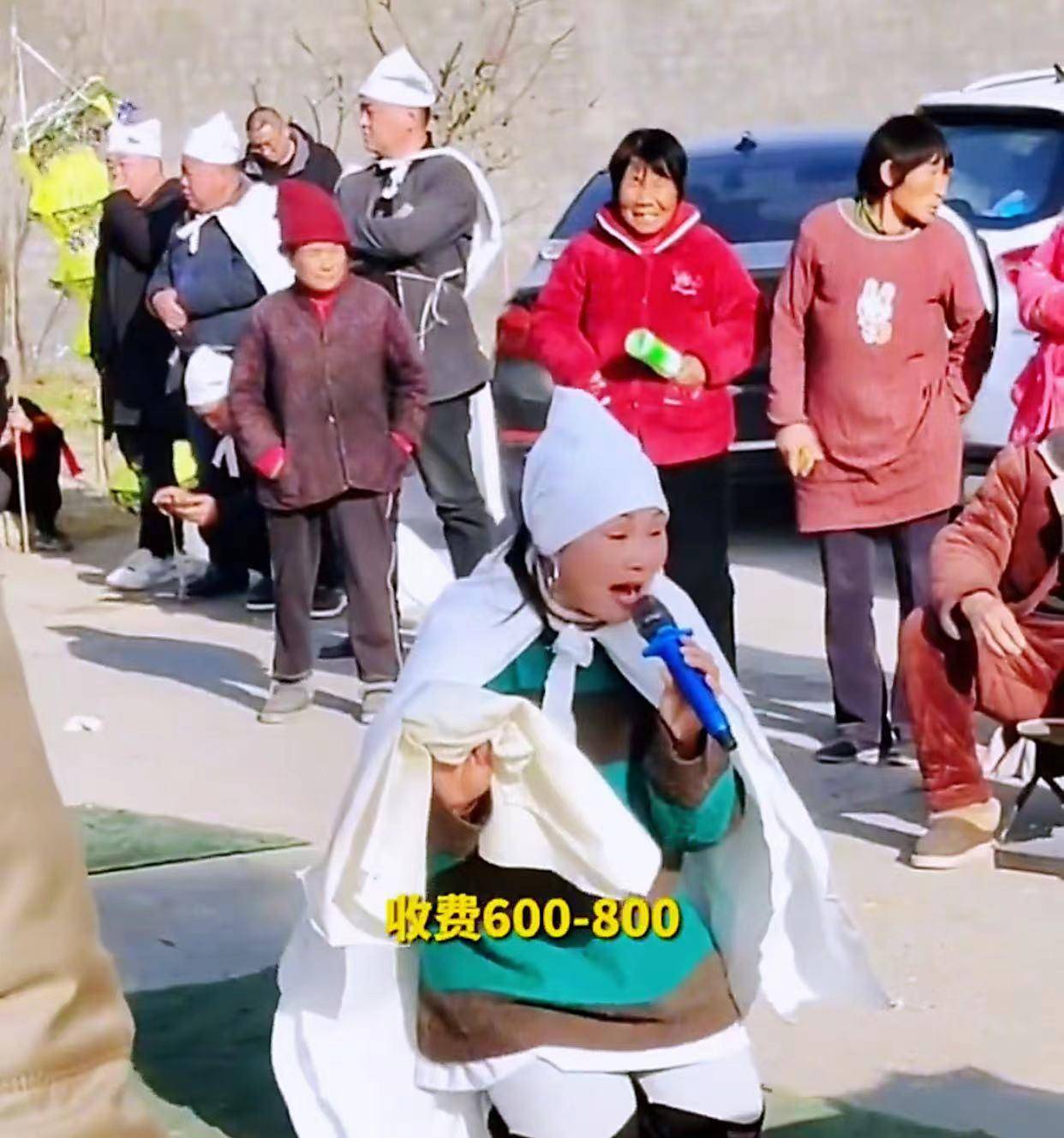 50岁女子专职哭灵哭一场600至800元网友这也是生财之道