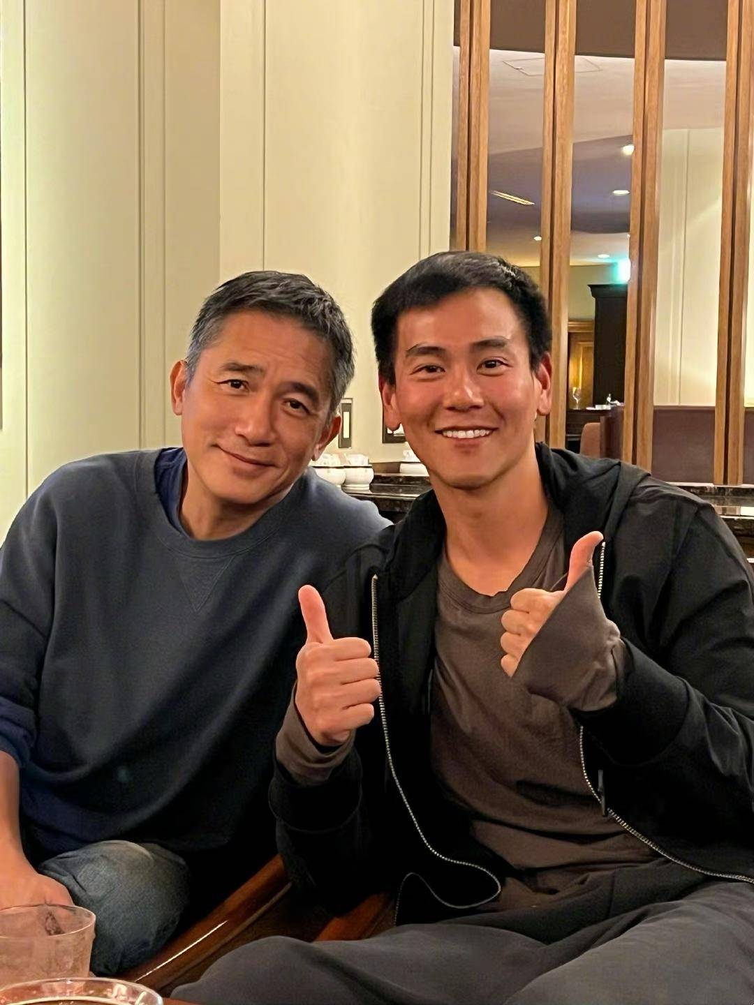 刘嘉玲晒梁朝伟彭于晏私下聚会照,两位帅哥素颜同框似"父子"_日本