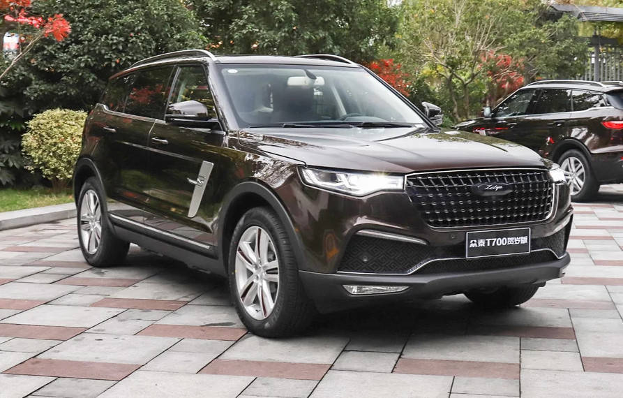 王先生上周提的众泰t700,一辆白色的1.8t尊享版,白色,裸车价12.