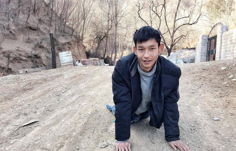 河南"爬行娃"丁转成,出生残疾被丢弃,双手爬行养鸡为养父盖房_丁金栓