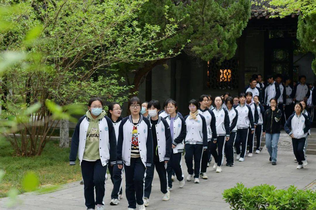 清明祭英烈,传承爱国情——江苏省泰州中学高一年级举行清明祭扫主题
