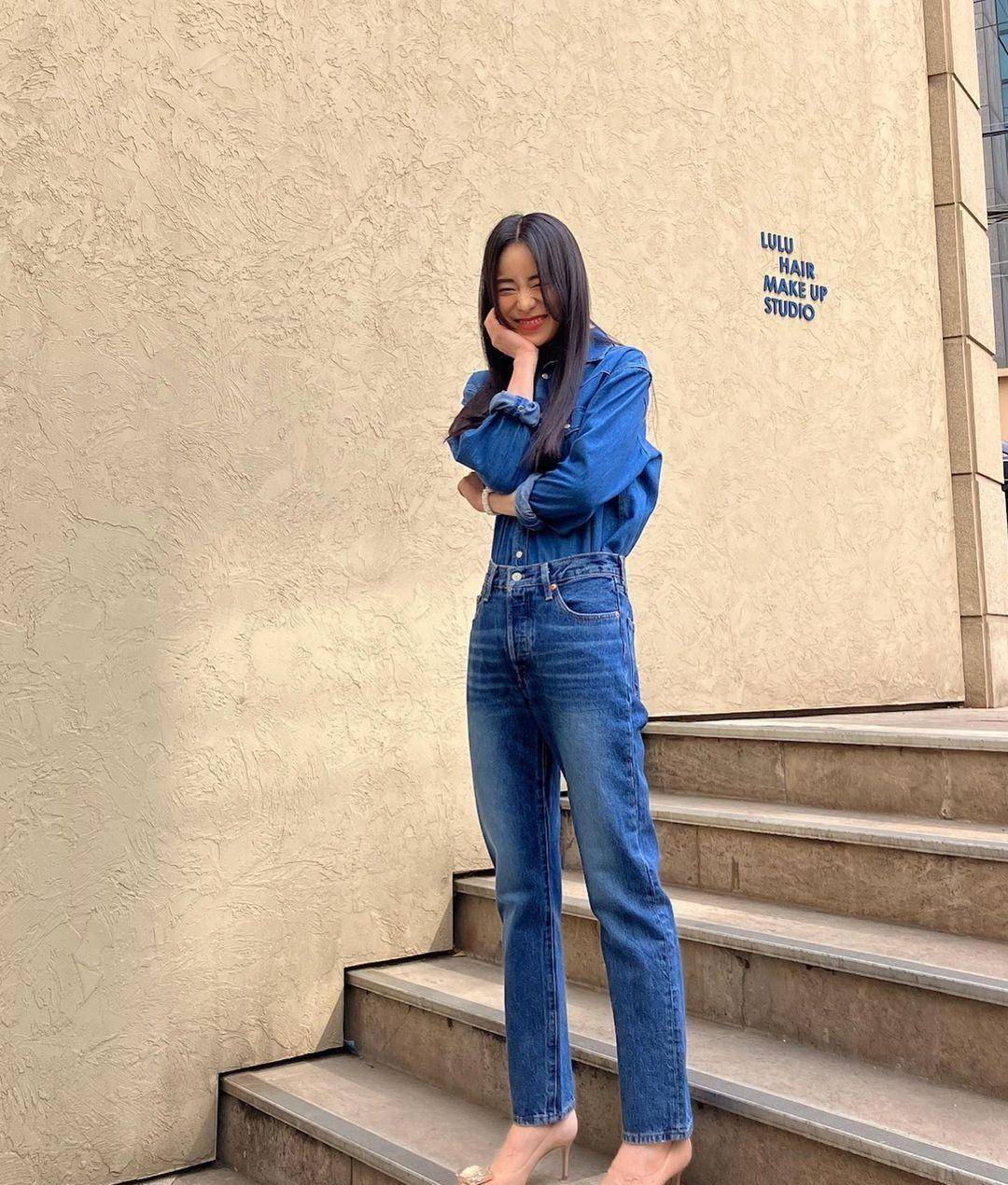 穿搭,与剧中恶女形象反差超大,减龄又少女感满满_上衣_牛仔裤_外套