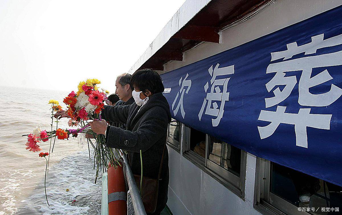 的殡葬服务单位向生态环境部申请,待审查批准签发骨灰撒海许可证后