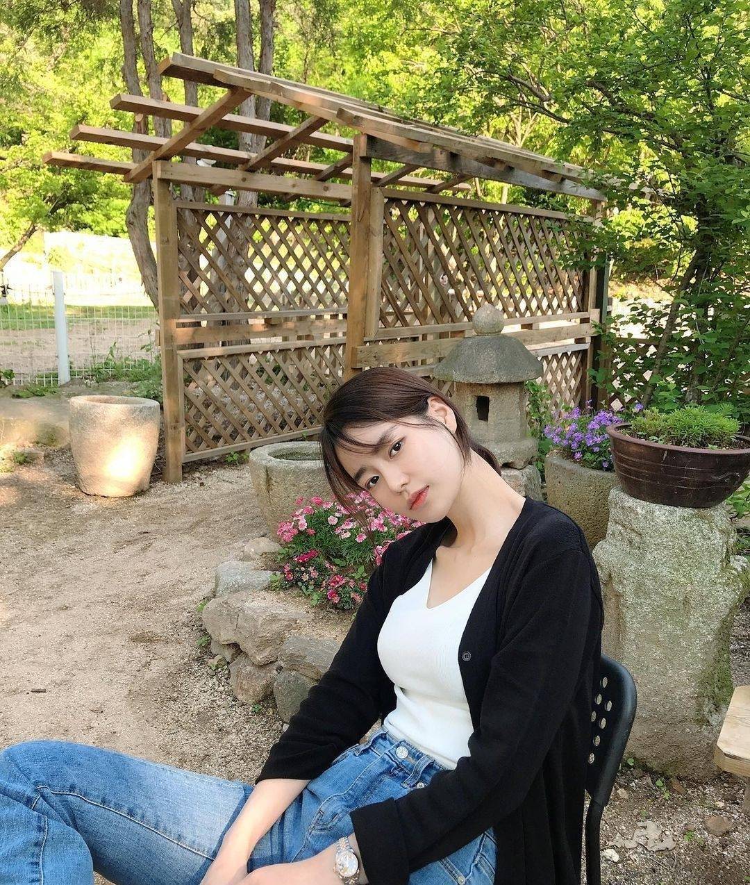 智妍爱穿单品之一,她日常喜欢亮色一点的针织上衣,简单衬一条牛仔裤或