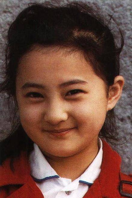 费尽心思摆脱琼瑶,40单身至今,"小婉君"金铭现状如何?_时候_表演_母亲