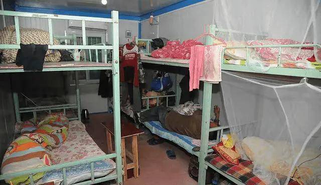 女子在工地宿舍混住,七男一女,丈夫就在旁边_工友_隐私_因为